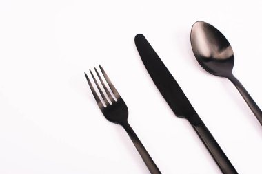 Bıçak, çatal ve kaşığın beyaza izole edilmiş üst görüntüsü 