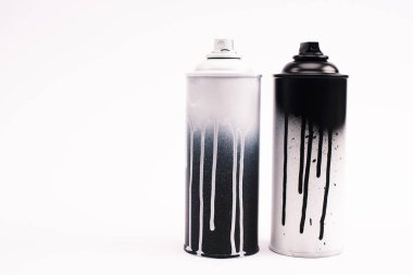 Metalik grafiti boya kutuları beyaza izole edilmiş. 