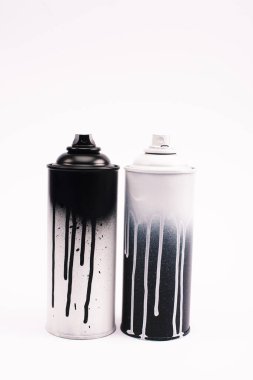 Metalik grafiti boya şişeleri beyaza izole edilmiş. 