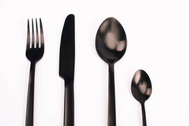 Beyaz üzerine izole edilmiş bıçak, çatal ve kaşıkların üst görünümü 
