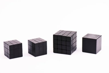 KYIV, UKRAINE - 21 Şubat 2020: kopyalama uzayı ile beyaz üzerinde izole siyah rubik küpleri 