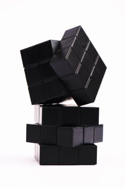 KYIV, UKRAINE - 21 Şubat 2020: Beyaz üzerine izole edilmiş mantık oyunu için siyah rubik küpleri 