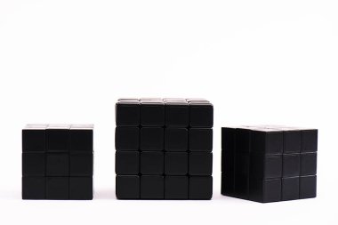 KYIV, UKRAINE - 21 Şubat 2020: Beyazlar üzerine strateji oyunu için siyah rubik küpler 