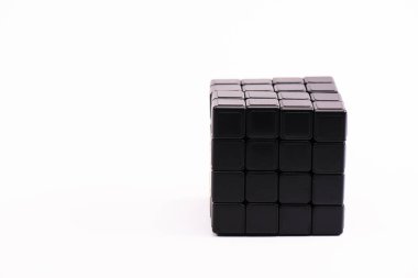 KYIV, UKRAINE - 21 Şubat 2020: kopyalama uzayı ile beyaz üzerinde izole siyah rubik küp 