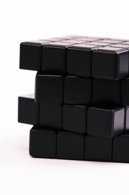 KYIV, UKRAINE - 21 Şubat 2020: beyaz üzerinde izole edilmiş siyah rubik küpü kapat 