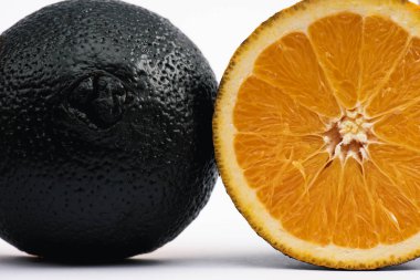 Yarı yarıya organik ve sulu limon üzerine beyaz