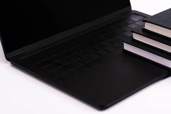 Черные Ноутбуки Рядом Современным Ноутбуком Белом — стоковое фото