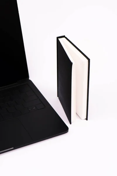 Notebook Κοντά Σύγχρονο Φορητό Υπολογιστή Που Απομονώνονται Λευκό — Φωτογραφία Αρχείου