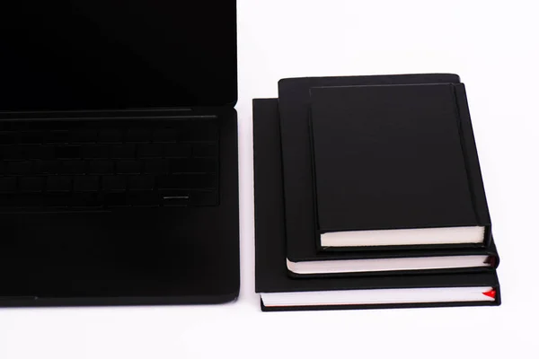 Portátil Moderno Con Pantalla Blanco Cerca Cuadernos Negros Aislados Blanco — Foto de Stock