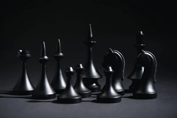 Satranç Figürlerinin Siyah Üzerine Seçici Odak Noktası — Stok fotoğraf