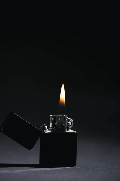 Темна Запальничка Палаючим Вогнем Чорному Копіювальним Простором — стокове фото