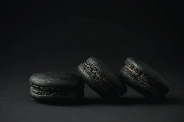 Macarons Escuros Saborosos Preto Com Espaço Cópia — Fotografia de Stock