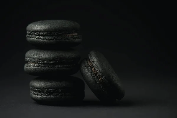 Tasty Dark Macarons Black Copy Space — Stock Photo, Image