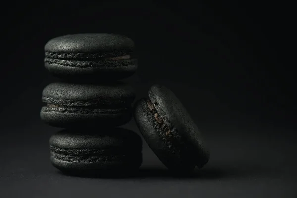 Smakelijke Donkere Macarons Zwart Met Kopieerruimte — Stockfoto