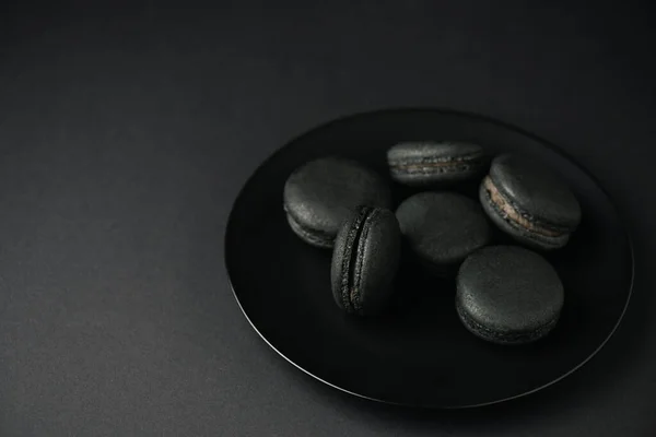 Plate Tasty Dark Macarons Isolated Black — Stock Photo, Image