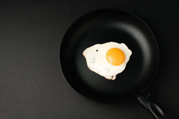 Ovanifrån Stekt Ägg Stekpanna Isolerad Svart — Stockfoto