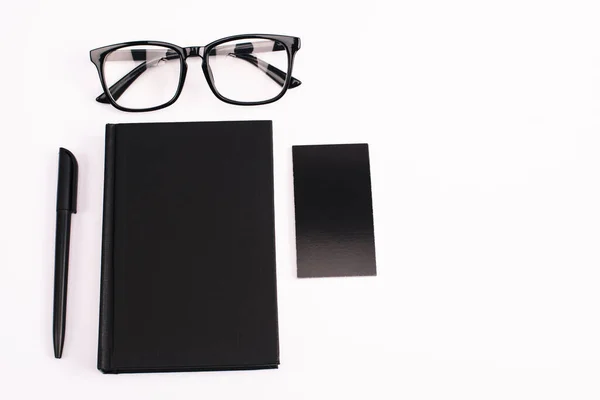 Vista Superior Del Cuaderno Bolígrafo Tarjeta Blanco Gafas Aisladas Blanco —  Fotos de Stock