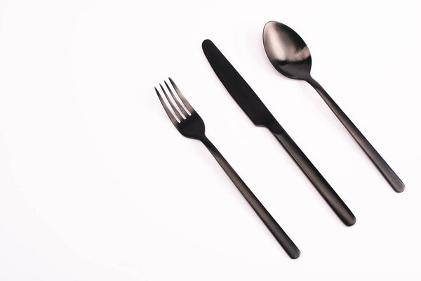 верхний вид вилки, ножа и ложки изолирован на белом
 