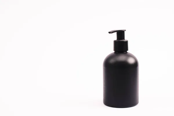 Botella Negra Con Loción Corporal Aislada Blanco Con Espacio Copia — Foto de Stock