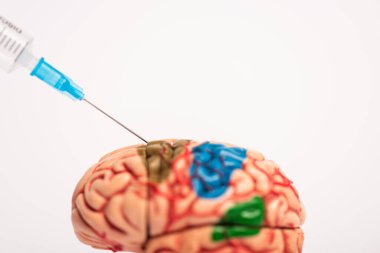 Beynin yanındaki şırınganın seçici odak noktası beyaz, alzheimer hastalığı kavramına izole edilmiş. 