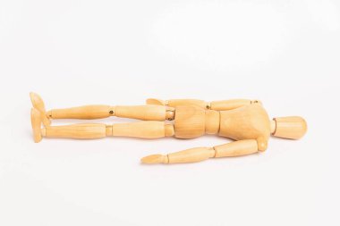 Beyaz zemin üzerinde tahta bebek kopyalama alanı ile