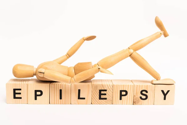 Holzpuppe Auf Würfel Mit Epilepsie Schriftzug Auf Weißem Hintergrund — Stockfoto