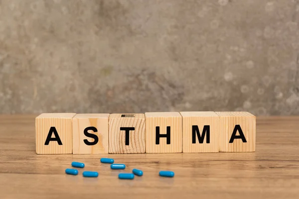 Enfoque Selectivo Cubos Madera Con Letras Asma Pastillas Sobre Mesa —  Fotos de Stock