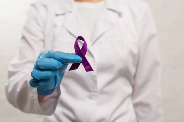 Enfoque Selectivo Del Médico Sosteniendo Cinta Púrpura Sobre Fondo Blanco —  Fotos de Stock