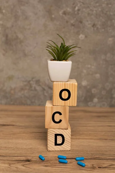 Planta Cubos Empilhados Com Letras Ocd Pílulas Superfície Madeira Fundo — Fotografia de Stock