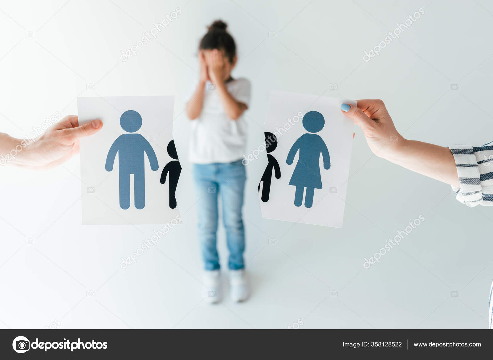 Foco Seletivo Homem Mulher Segurando Papel Rasgado Com Família Separada —  Foto © IgorVetushko #358128522, image size:1600x1168