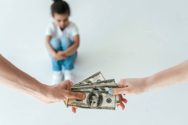 Seçici odak noktası, beyaz ırk üzerinde evlat edinilmiş Afrikalı Amerikalı bir çocuğa nafaka veren erkek.