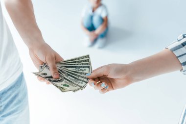 Seçici odak noktası, beyazlı çocuğun yanındaki kadına nafaka vermesi.