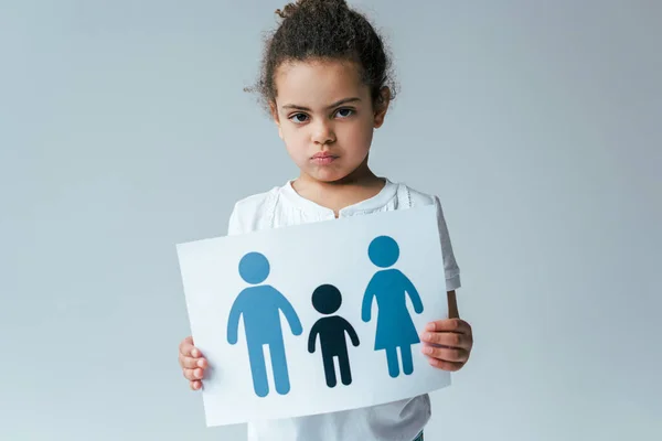 Niño Afroamericano Serio Sosteniendo Papel Con Familia Dibujada Aislada Gris — Foto de Stock