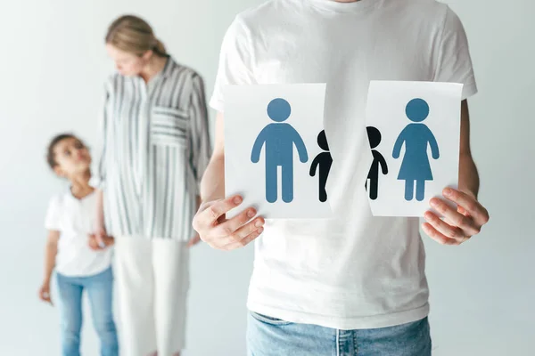 Homem Segurando Papel Rasgado Com Família Desenhada Perto Mulher Adotou — Fotografia de Stock