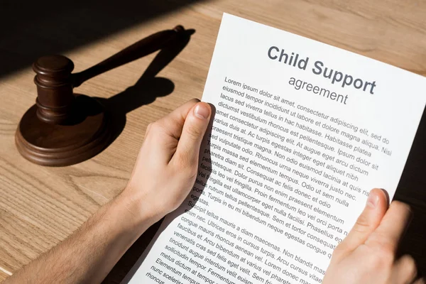 Bijgesneden Beeld Van Man Met Document Met Kinderbijslag Overeenkomst Buurt — Stockfoto