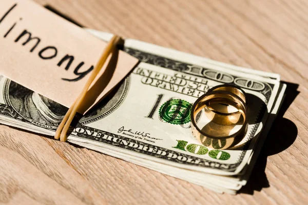 Selektivt Fokus Papper Med Bokstäver Dollarsedlar Nära Förlovningsringar — Stockfoto