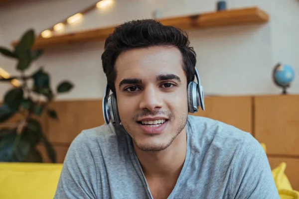 Homem Fones Ouvido Sorrindo Olhando Para Câmera — Fotografia de Stock