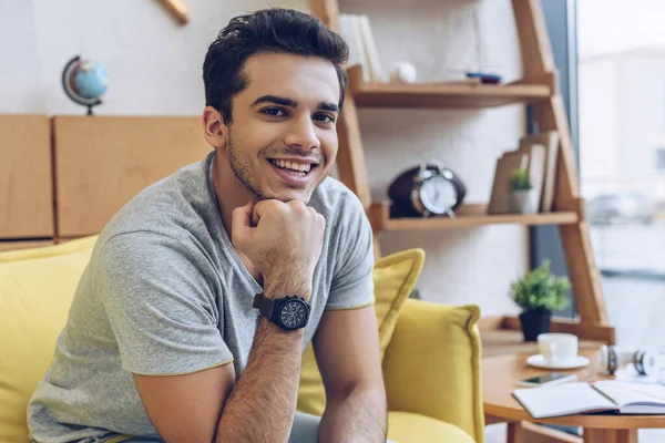 Muž Usmívá Dívá Kameru Pohovce Obývacím Pokoji — Stock fotografie