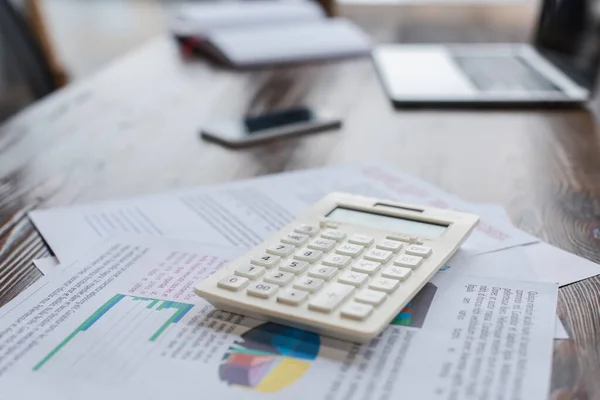 Kalkulator Dengan Kertas Atas Meja Kantor — Stok Foto