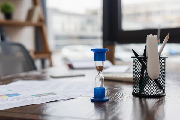 Hourglass Κοντά Θήκη Στυλό Στο Τραπέζι Στο Γραφείο — Φωτογραφία Αρχείου