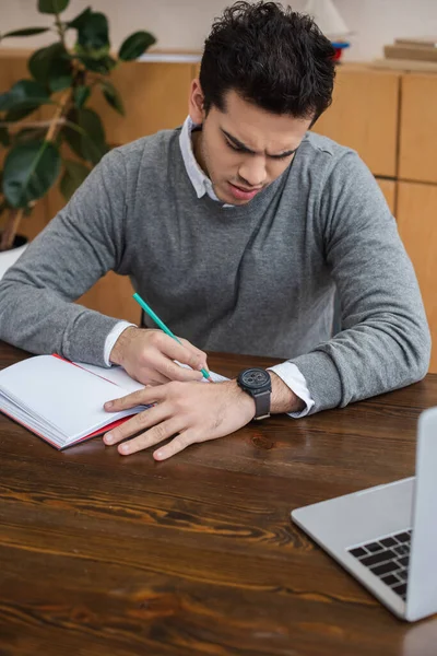 Válogatott Fókusz Üzletember Írás Ceruzával Notebook Közelében Laptop Asztalnál — Stock Fotó