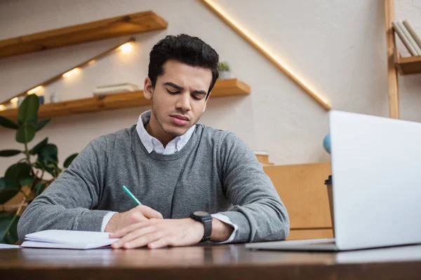 Vista Ángulo Bajo Escritura Hombre Negocios Con Lápiz Cuaderno Cerca —  Fotos de Stock