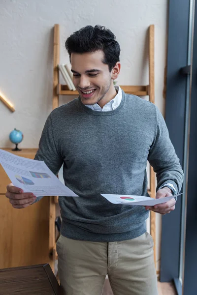 Επιχειρηματίας Χαμογελώντας Και Κρατώντας Χαρτιά Στο Γραφείο — Φωτογραφία Αρχείου