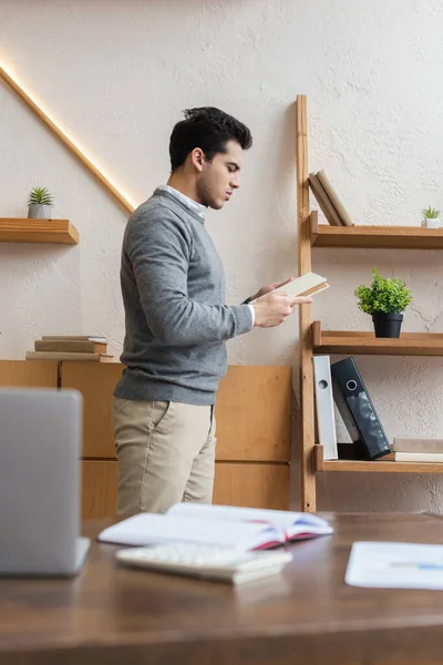 Selektiv Fokus För Affärsman Som Innehar Bok Ämbetet — Stockfoto