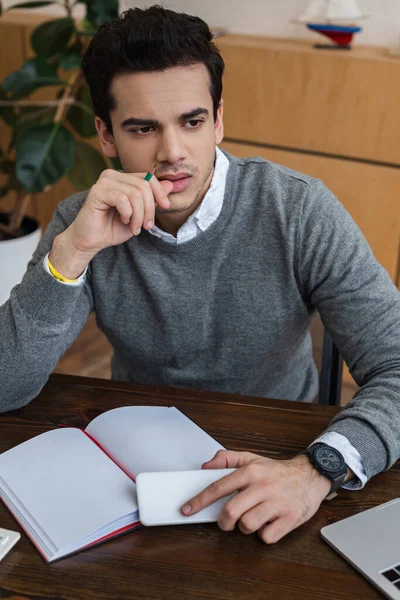 Homme Affaires Réfléchi Avec Smartphone Crayon Près Carnet Table — Photo