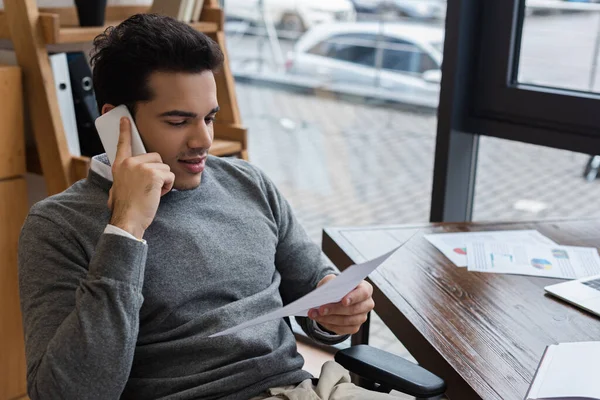 Empresario Mirando Papel Hablando Teléfono Inteligente Mesa —  Fotos de Stock