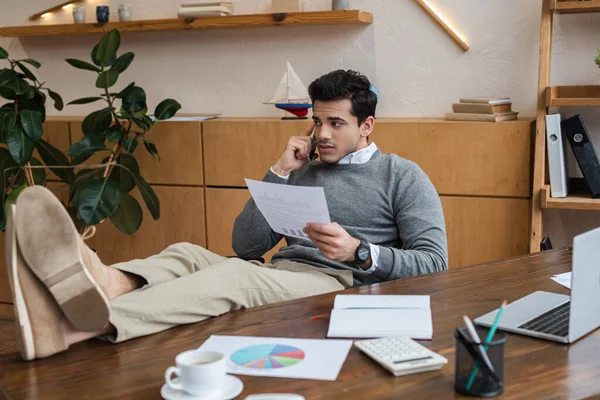 Üzletember Papírral Tegye Lábát Asztalra Beszél Okostelefonon Irodában — Stock Fotó