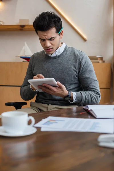 Concentration Sélective Homme Affaires Inquiet Tenant Tablette Numérique Table Dans — Photo