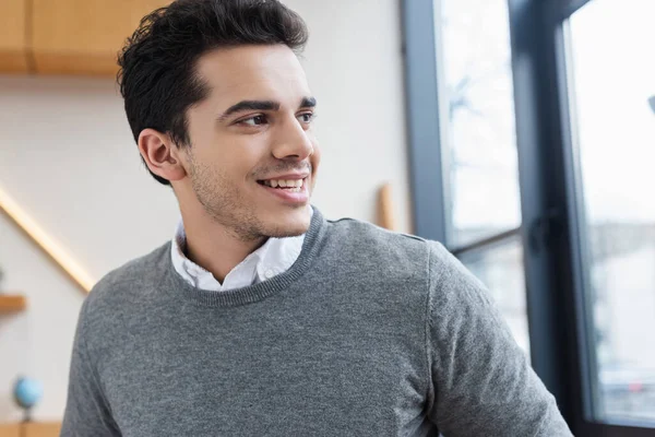 Retrato Del Hombre Negocios Mirando Hacia Otro Lado Sonriendo Oficina — Foto de Stock