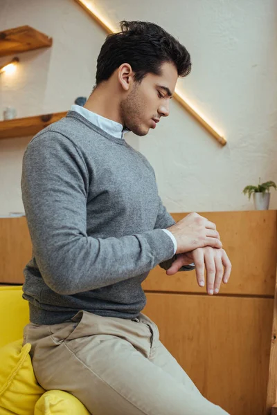 Hombre Mirando Reloj Pulsera Sofá Sala Estar —  Fotos de Stock